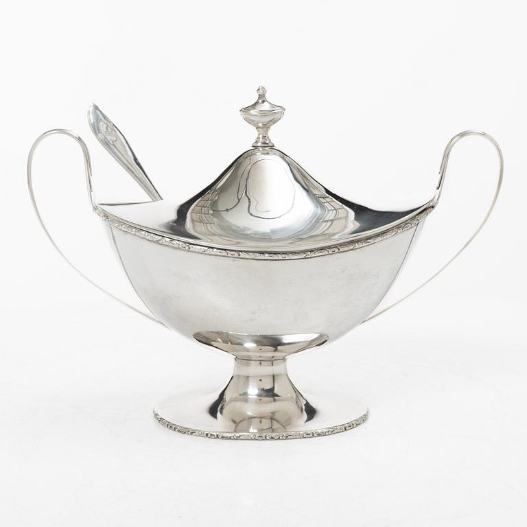 Firma Carl Fredrik Carlman, sockerskål med lock samt strösked, silver, Stockholm 1919.