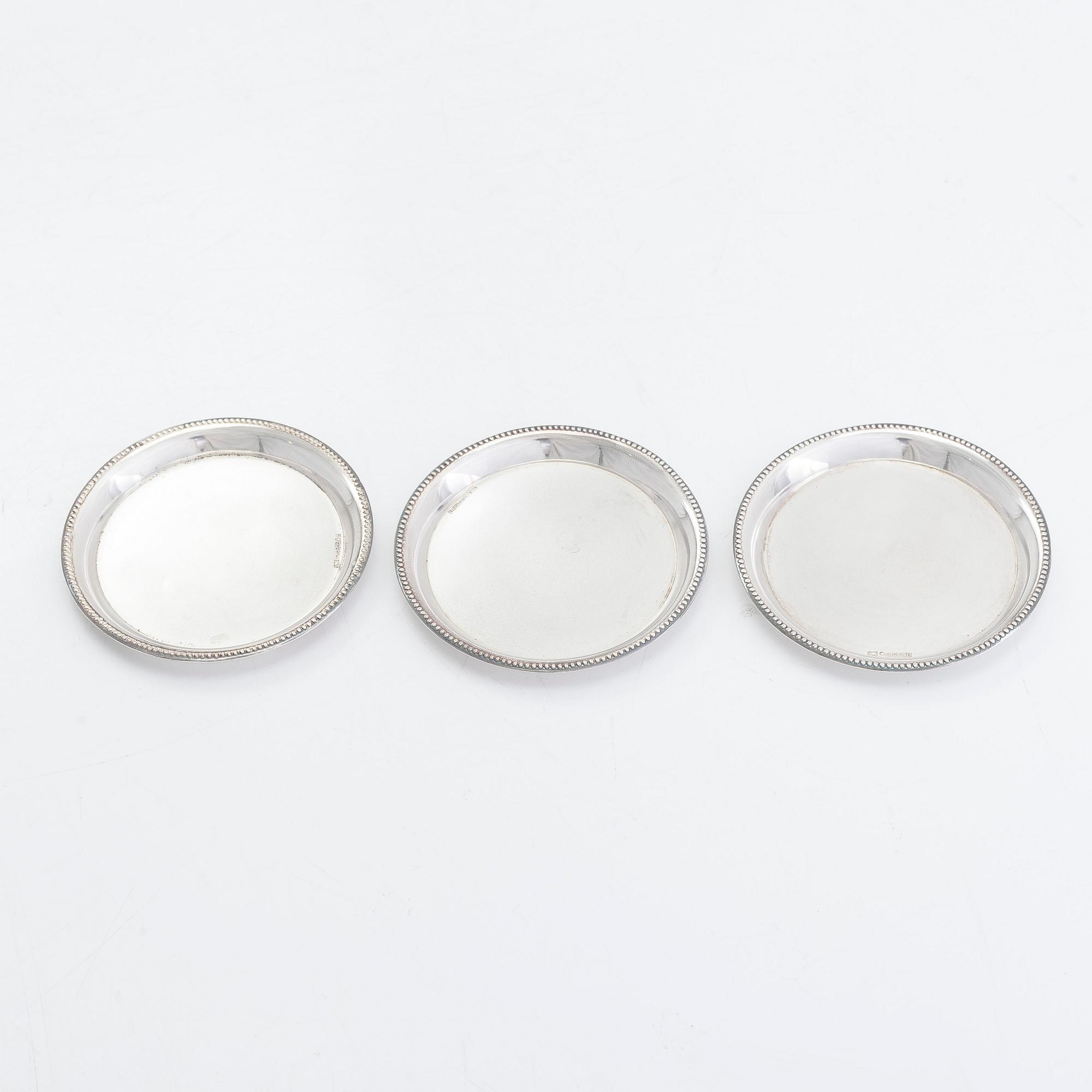 Coasters, 12 st, silver, Finland 1948-50 och coasters för vinflaska, 2 st, försilvrade, England.