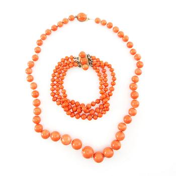Jewellery made of coral, one item by K. Uyeda, Japan/China, first half of the 20th century.