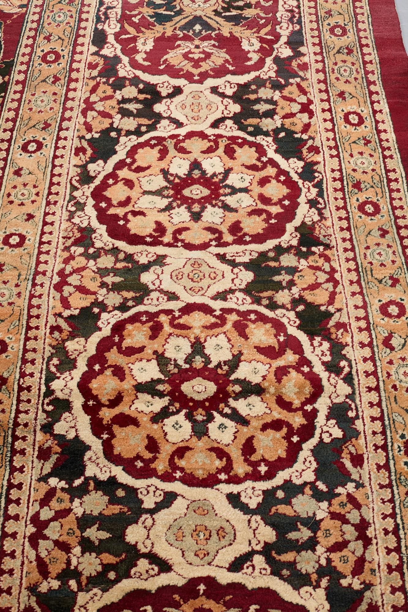 MATTO, an antique Agra, India, ca 526,5 x 440-443 cm.