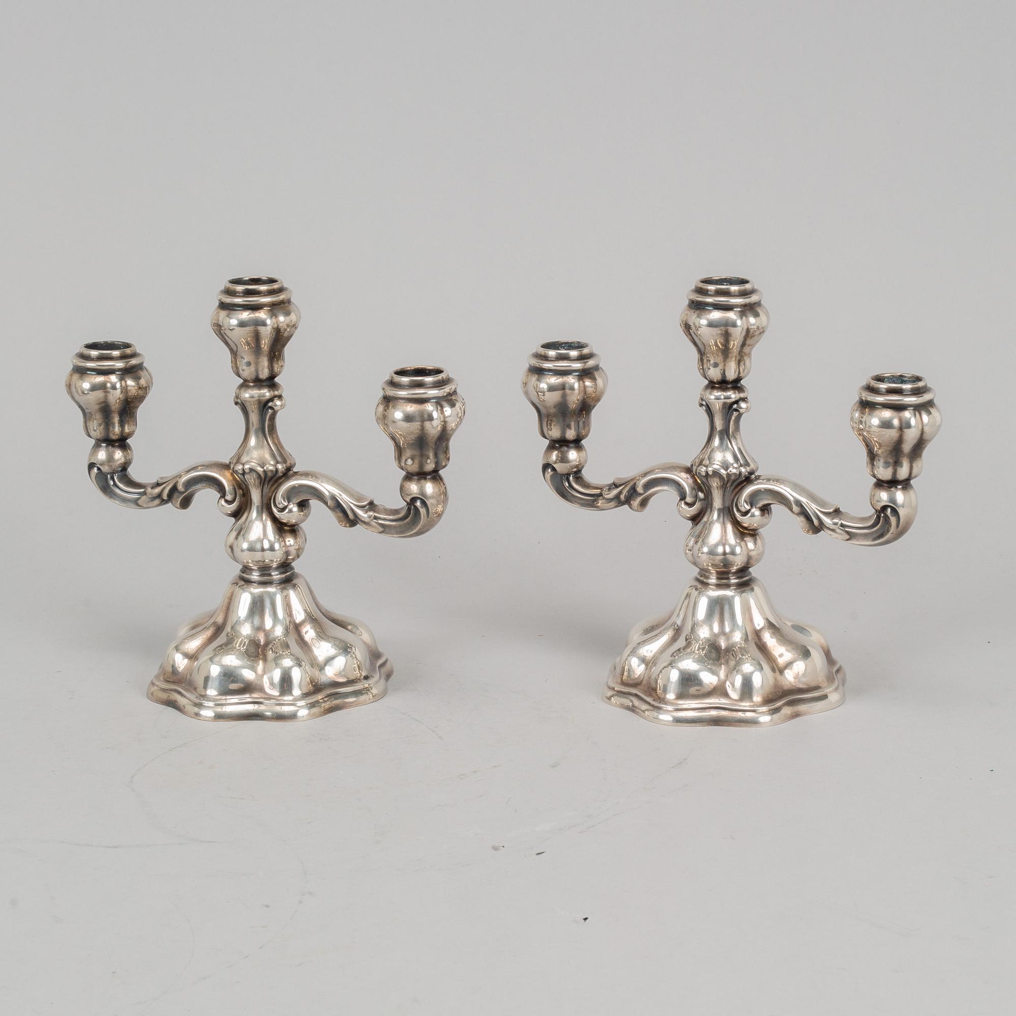 Kandelabrar, ett par, silver, rokokostil, 1900-tal. Svensk importstämpel.