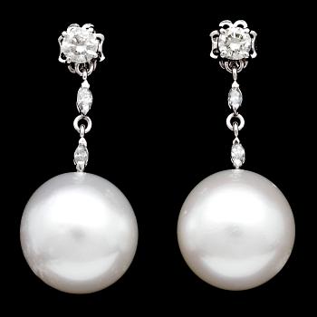 1222. A pair of cultured South sea pearl, 15,4 mm, and diamond earrings, tot. app. 1. cts.