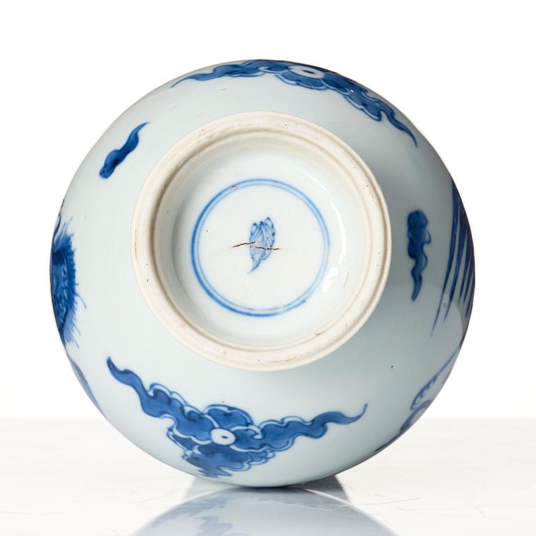 A blue and white vase, Qing dynasty, Kangxi (1662-1722).