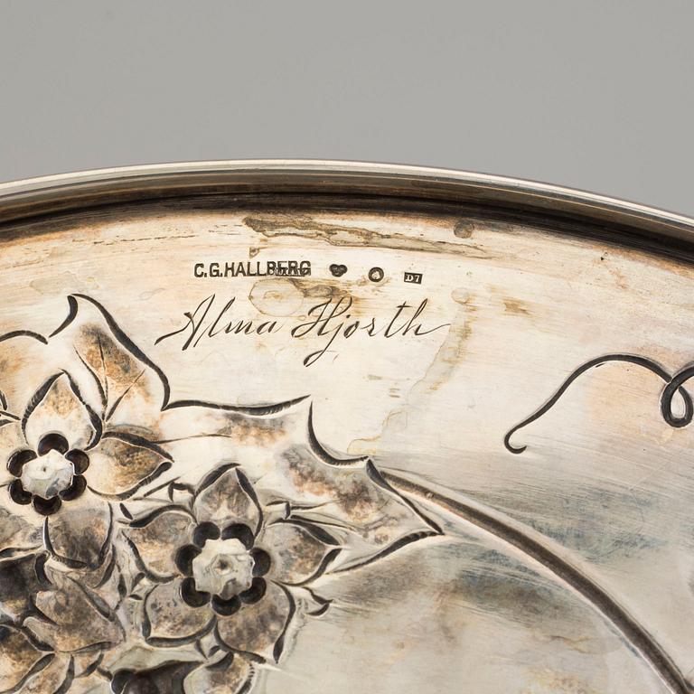 A Swedish Art Nouveau silver serving plate, maker's mark CG HALLBERG, Stockholm, 1906.