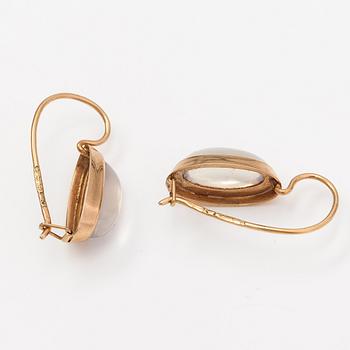 Elis Kauppi, Örhängen, 14K guld och månkvarts. Kupittaan kulta, Åbo.
