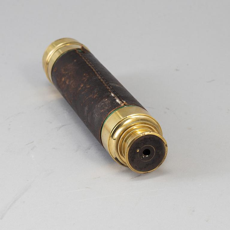 A tubular binocular, 19th/20th century.