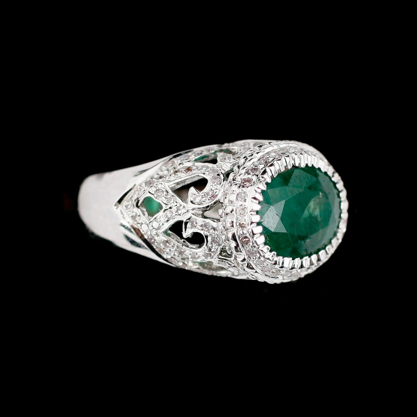 RING, 18 k vitguld, smaragd ca 4.00 ct, diamanter tot ca 0,55 ct.