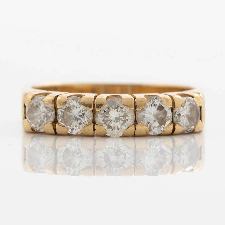 Alliance ring, 18K gold with five brilliant-cut diamonds totalling approximately 1 ct.
