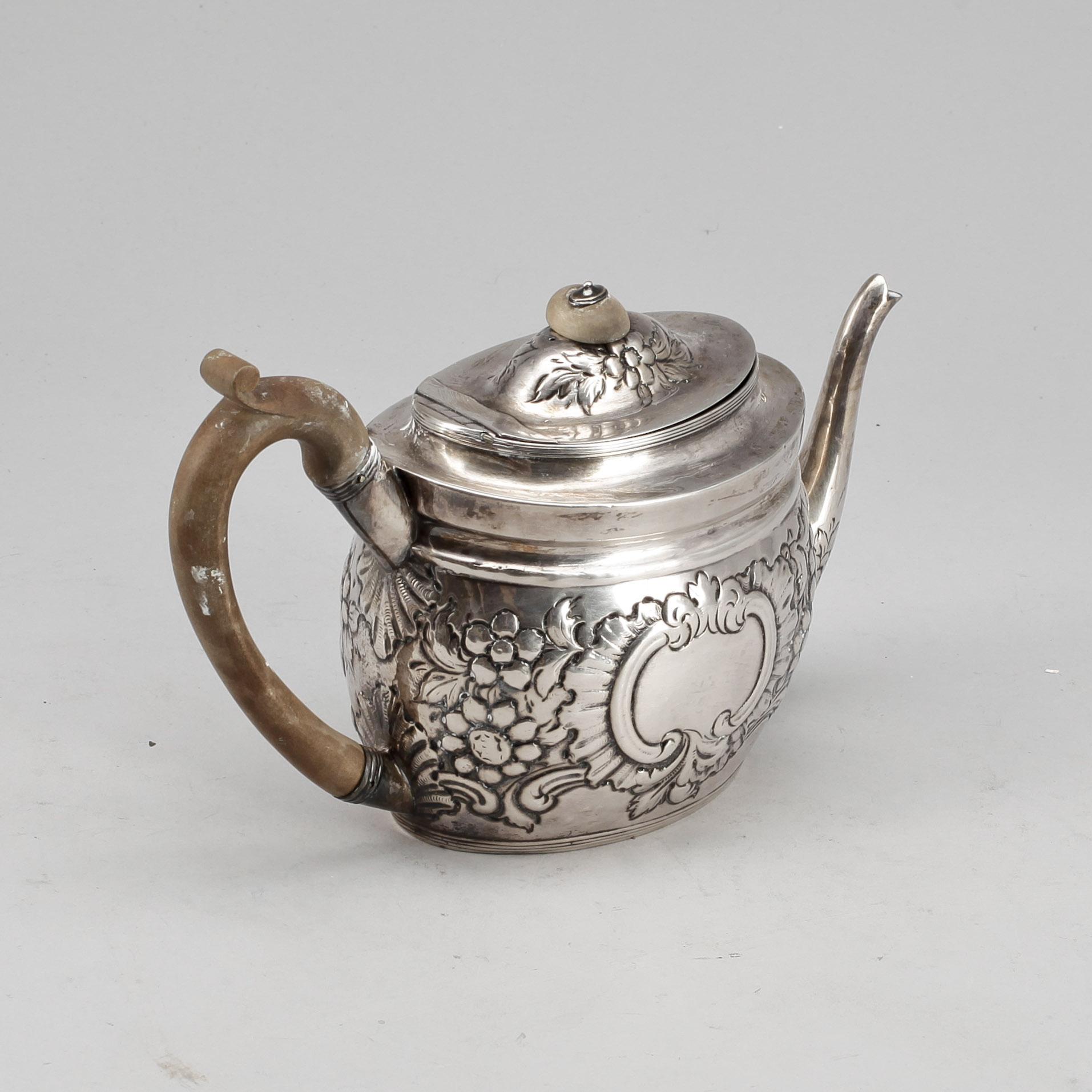TÉKANNA, silver, oidentifierad smed med monogram CF, London, England, år 1800. Total vikt ca 422g.