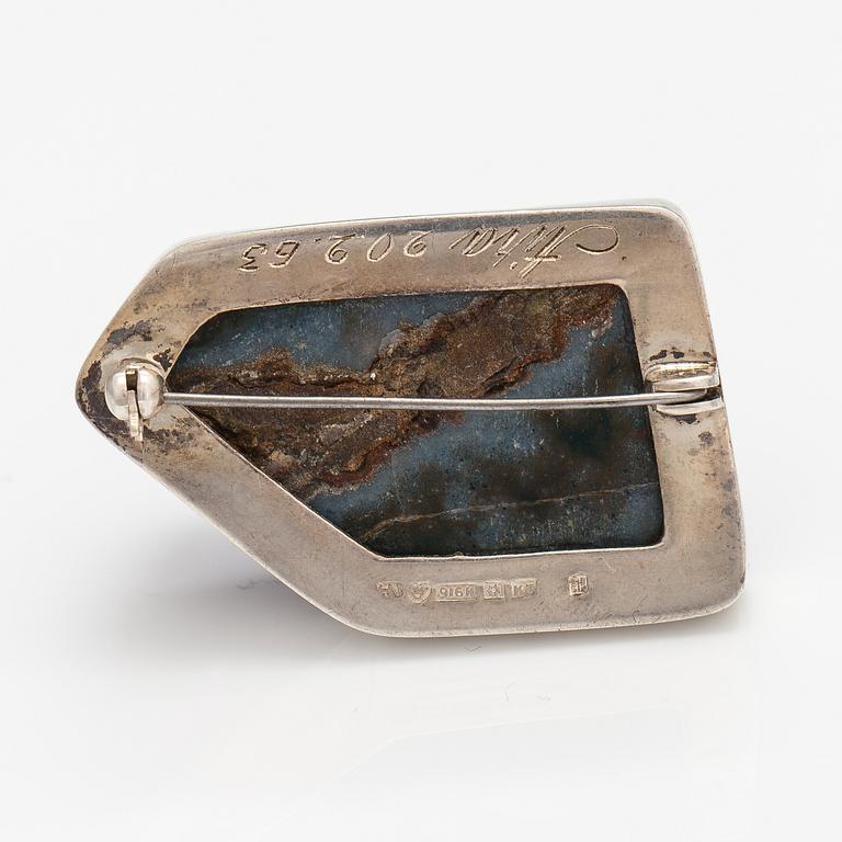 Helge Narsakka, A silver brooch with an amethyst. For Kaunis Koru. Lahti 1963.