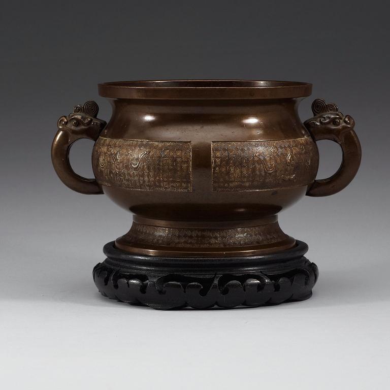 A bronze censer, Qing dynasty.