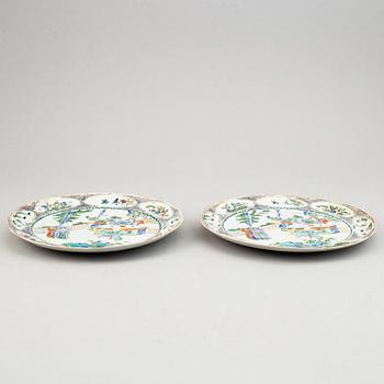 A blue and white export dish and two famille rose dinner plates, Qing dynasty 18th/19th Century.