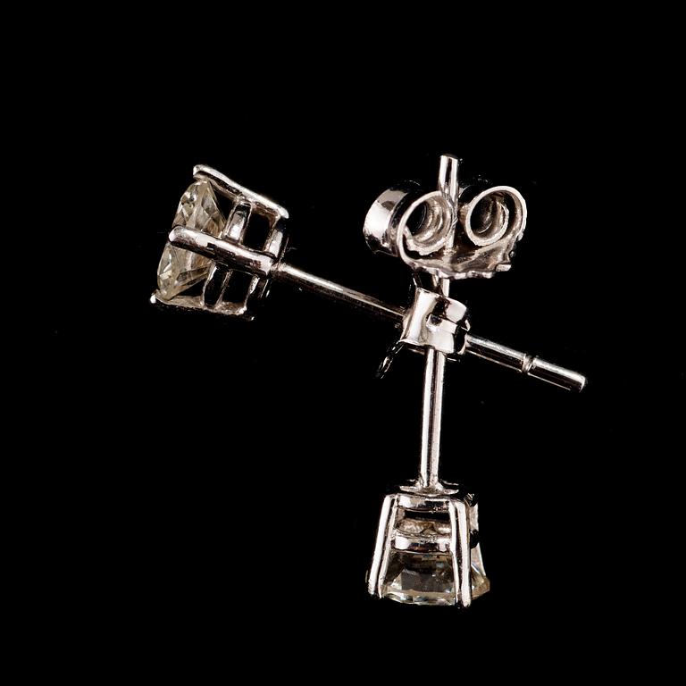 ÖRHÄNGEN med briljantslipade diamanter totalt 0.70 ct. Kvalitet ca G-H/VS.
