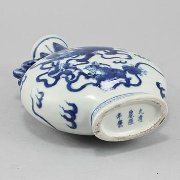 PILGRIMSKRUS, porslin, Kina, 1900-tal.