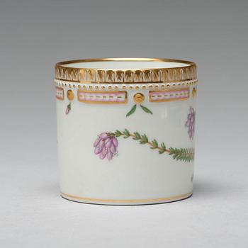 KAFFEKOPPAR med FAT, åtta stycken, porslin. "Flora Danica", Royal Copenhagen, Danmark.