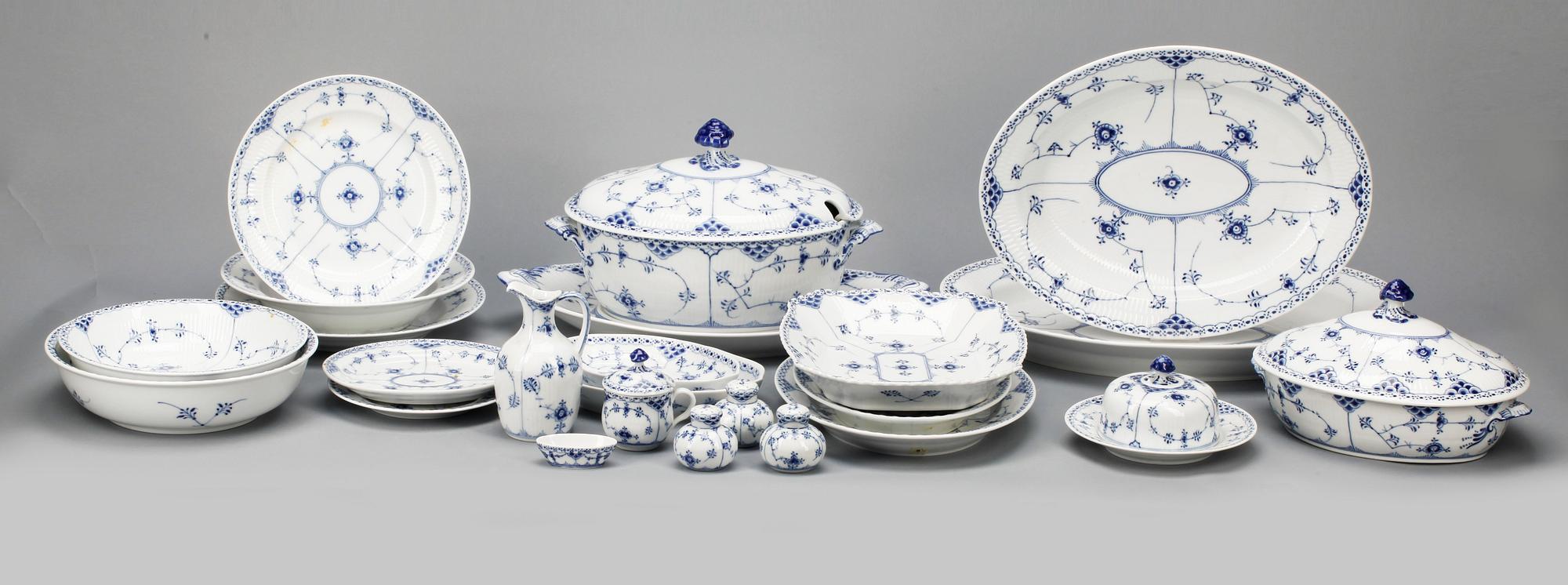 SERVISDELAR, 108 delar. "Musselmalet", Kunglig Dansk.