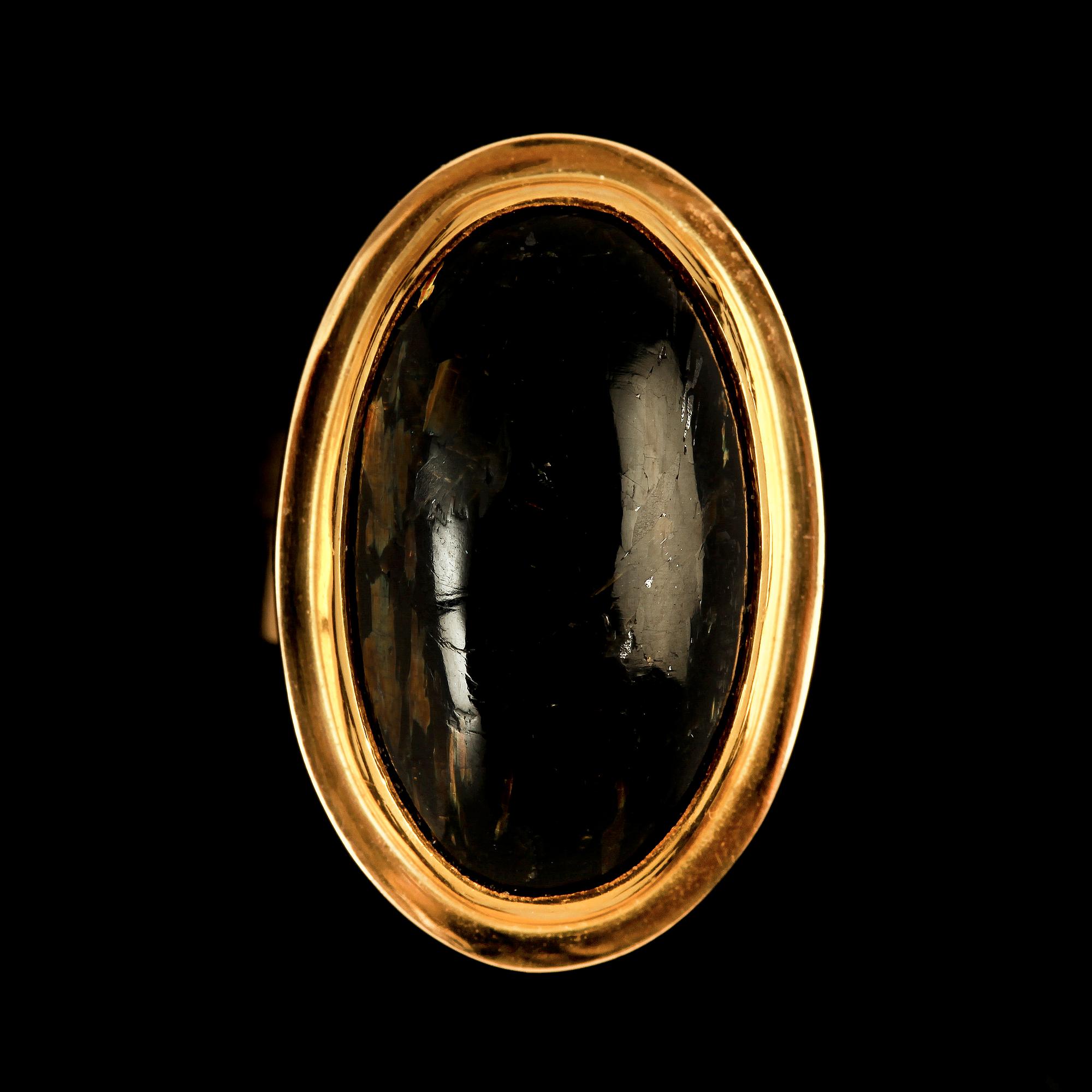 RING, 18k guld med cabochonslipad vulkansten, A Högbergs eftr Göteborg 2004. Vikt 17 g.