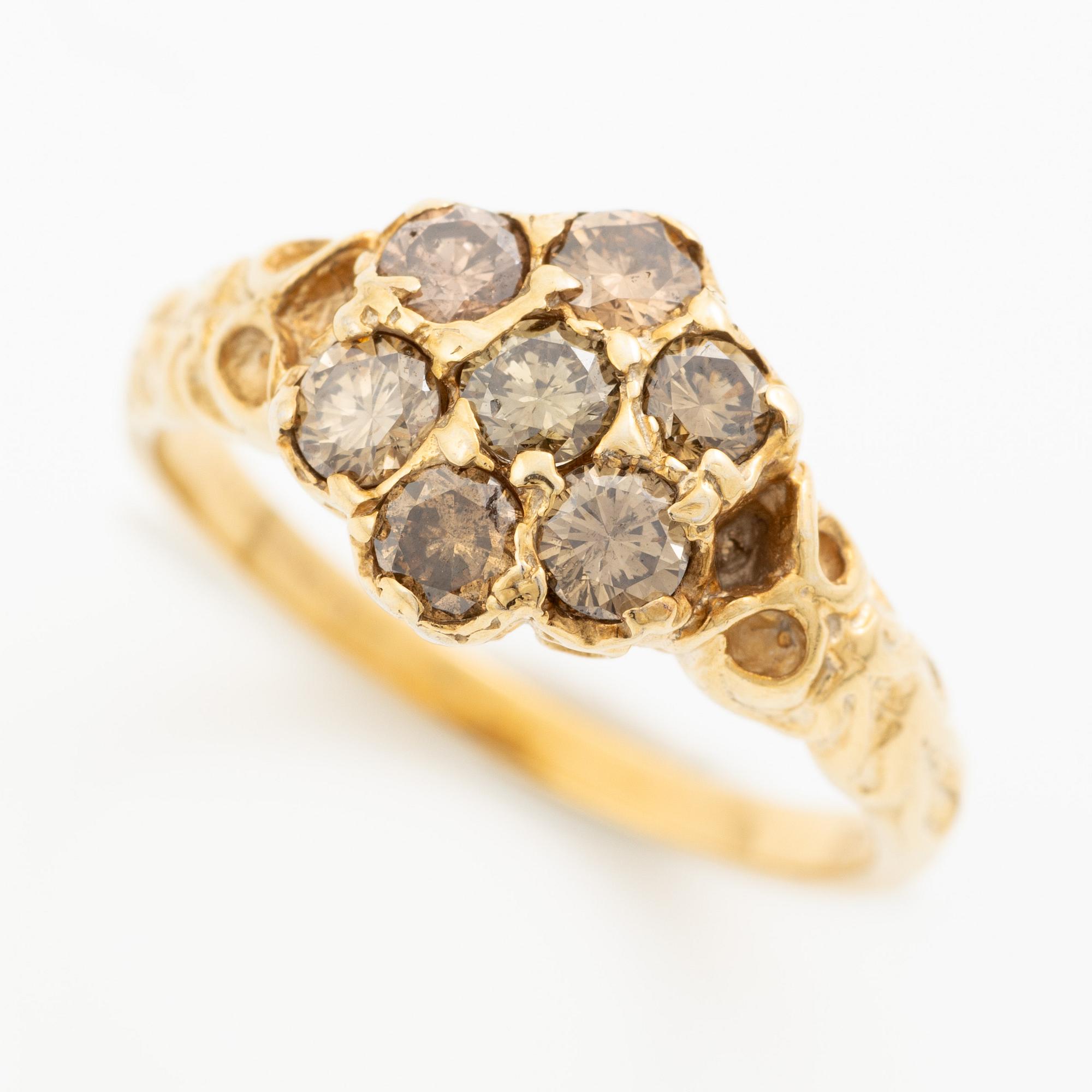 Ring, 18K gold with brown-tinted brilliant-cut diamonds.