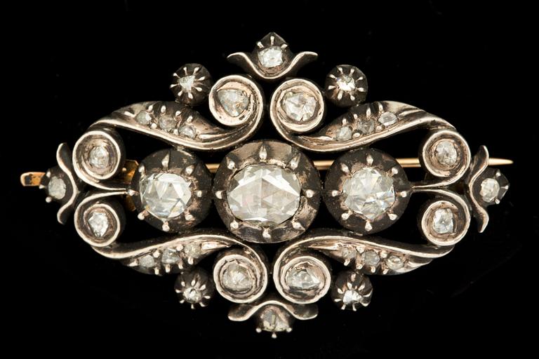 BROSCH, 18K guld samt silver med rosenslipade diamanter. 1800-talets andra hälft. Vikt 15 g.