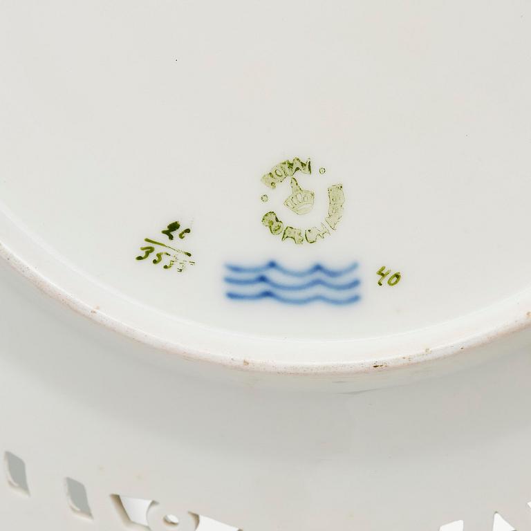Gallerkorg med fat, porslin. 'Flora Danica', Royal Copenhagen, Denmark, 1900-tal.