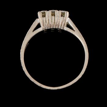 RING, 18k vitguld med 6 briljantslipade diamanter,0.42 ct. Ceson, Göteborg, 1970.