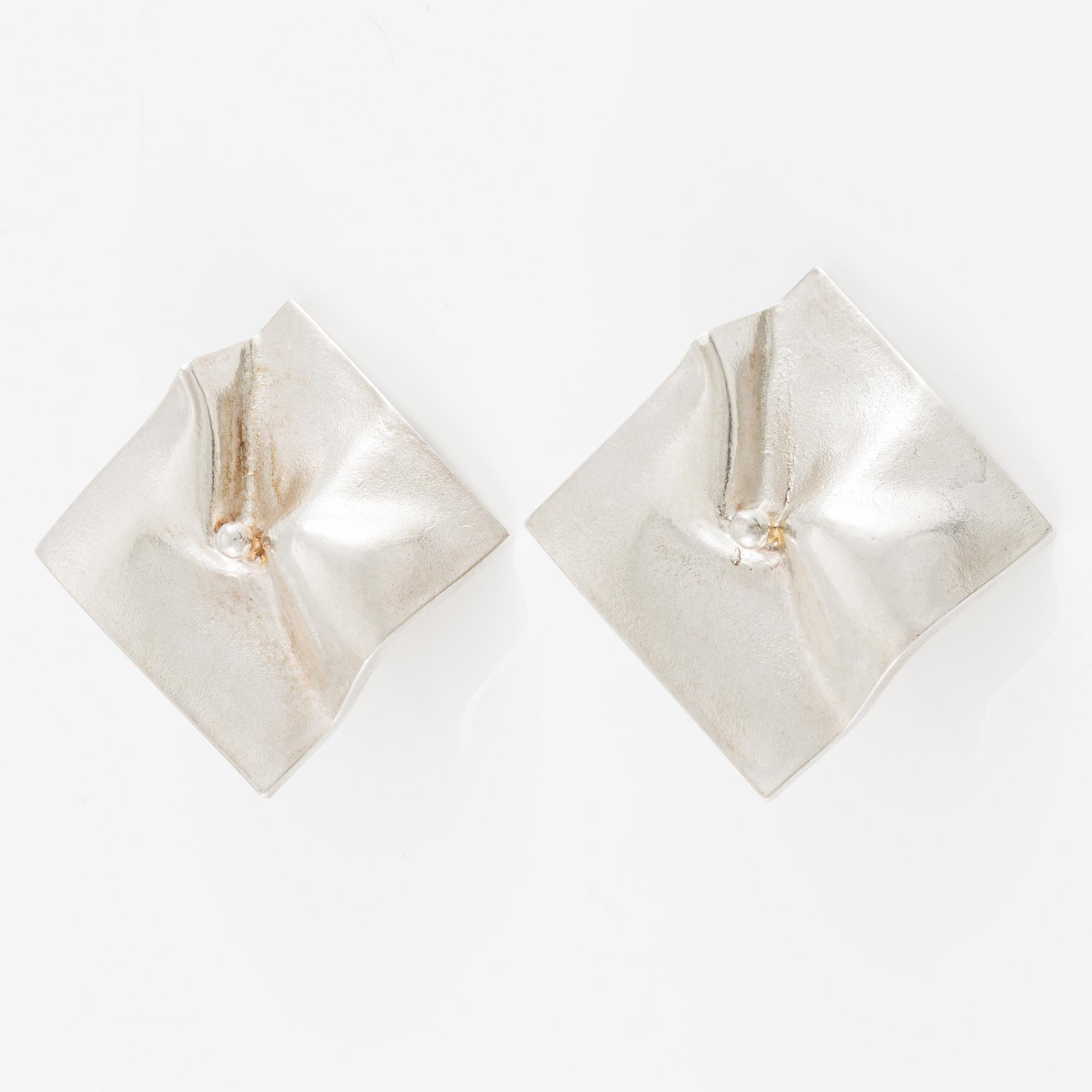 Björn Weckström, ett par örhängen, 'Shields', sterlingsilver, Lapponia 1975.