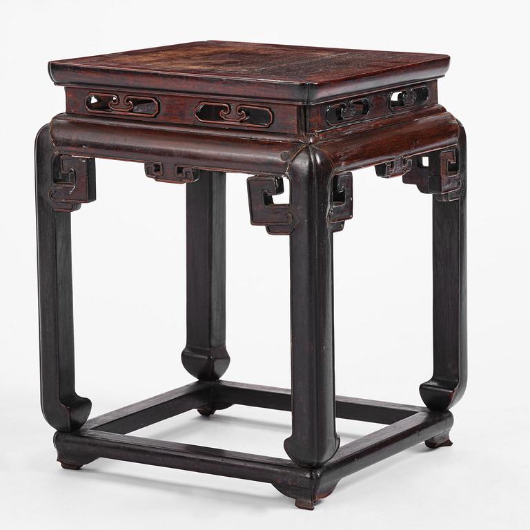 Pall/bord, hardwood. Qingdynastin, 1800-tal.