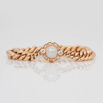 GARNITYR bestående av COLLIER, ARMBAND samt RING med rosenslipade diamanter, safirer samt troligen svenska flodpärlor.