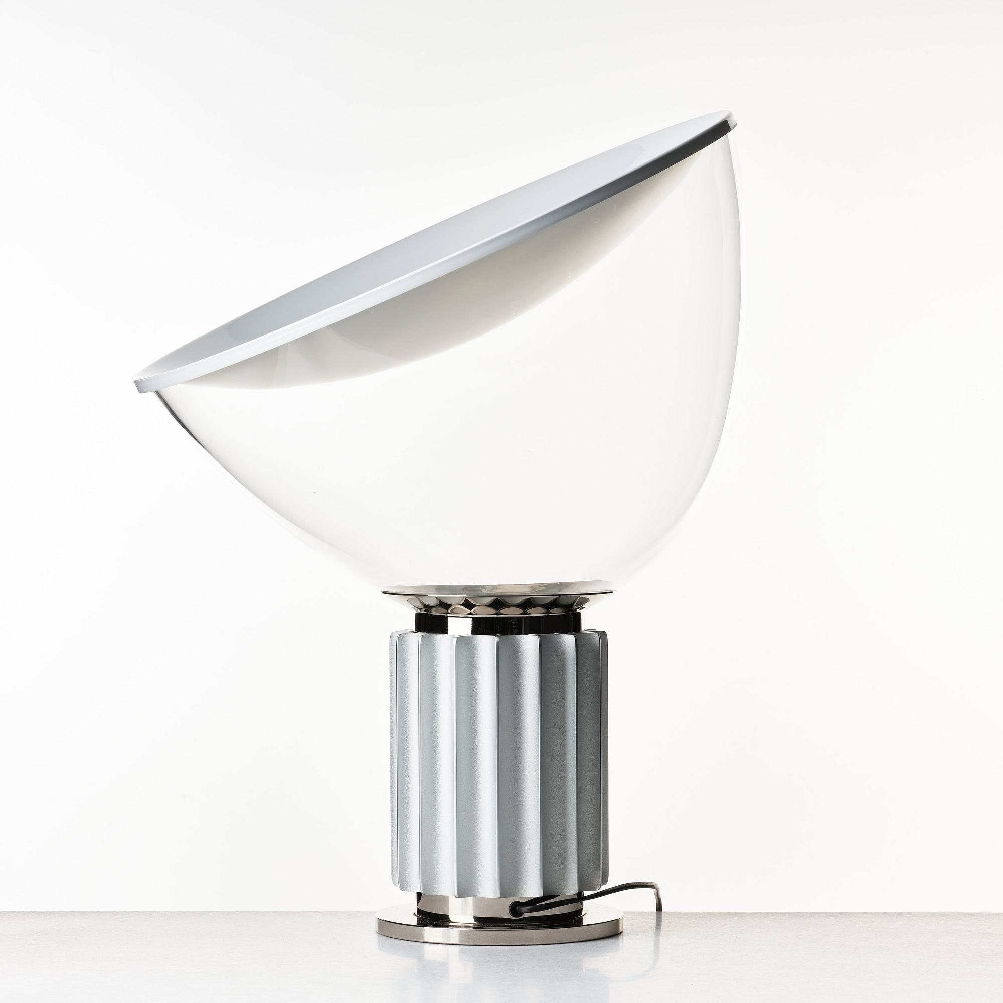 Achille Castiglioni, & Pier Giacomo Castiglioni, bordslampor 1 par, "Taccia", Flos, Italien efter 1962.