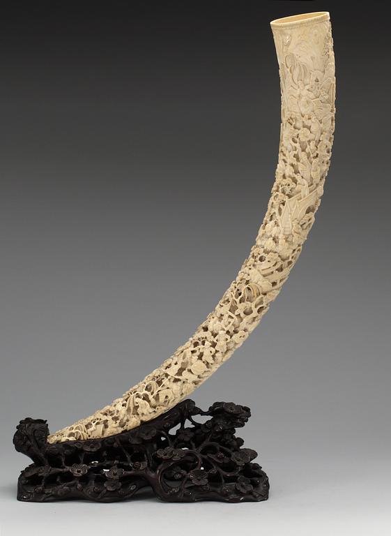 A finely carved ivory tusk, Qing dynasty, 19th Century.