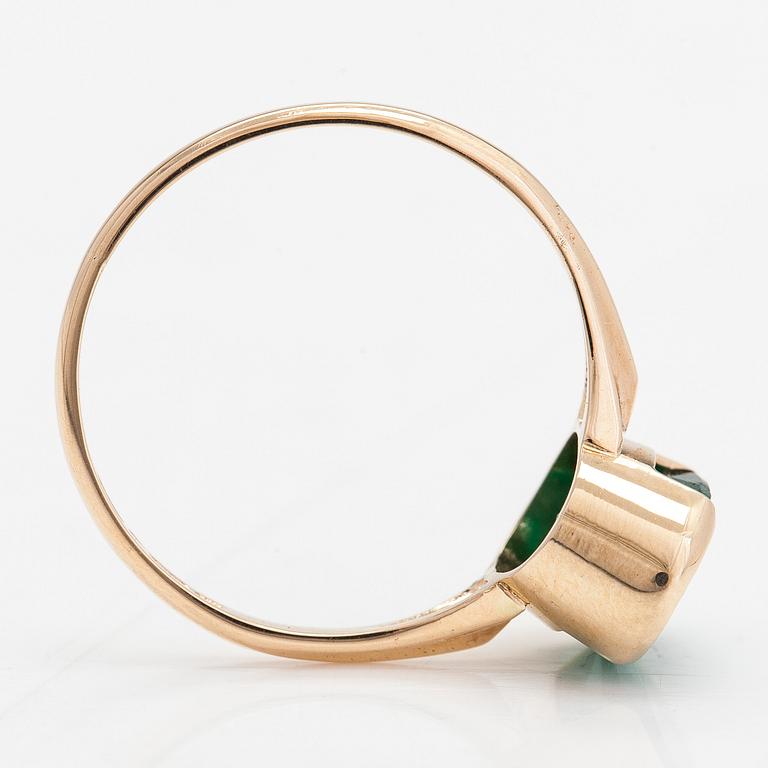 A 14K gold ring, with an oval-cut emerald approx. 2.22 ct. Finnish hallmarks 1982. With IGI certificate.