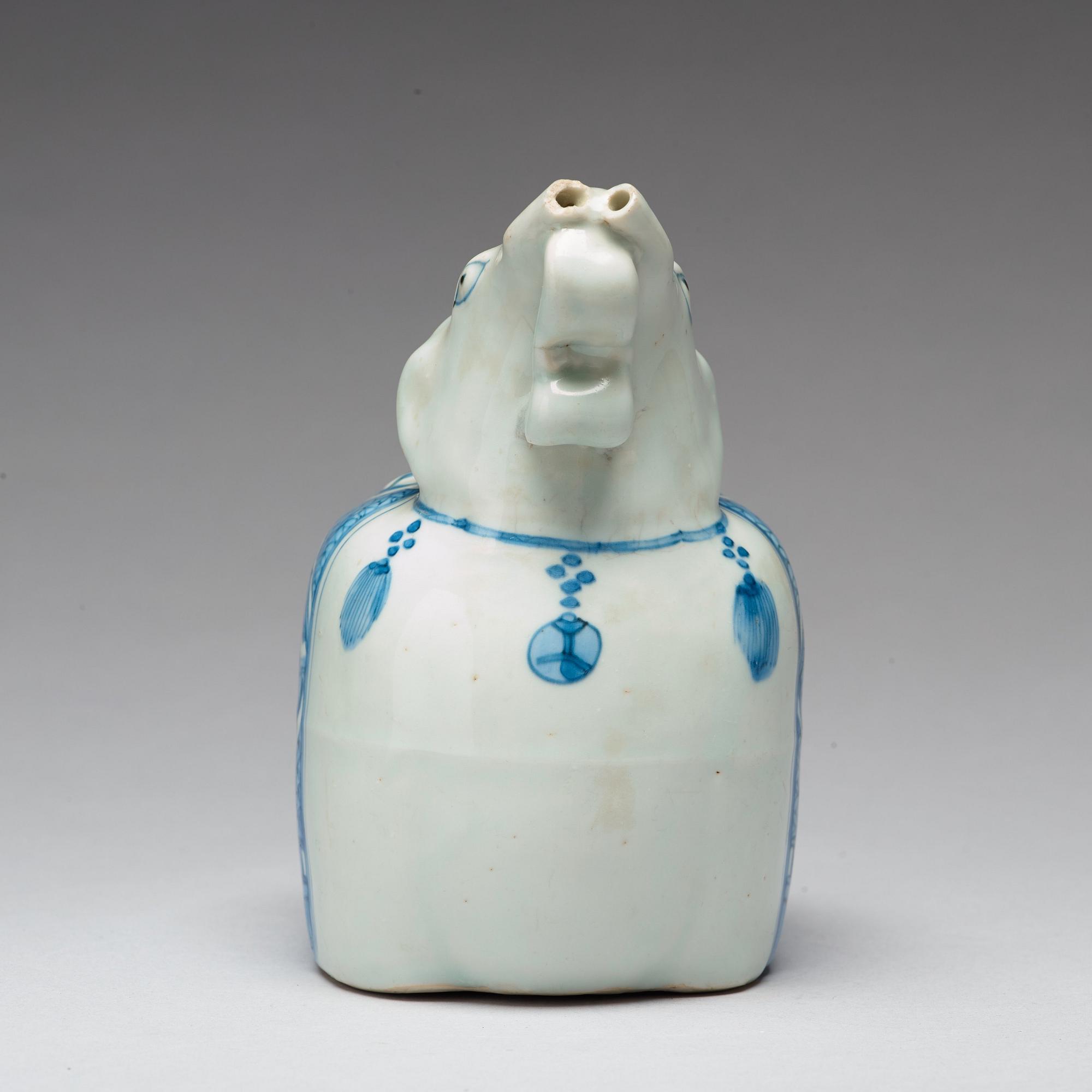 A blue and white elephant shaped kendi, Ming dynasty, Wanli (1572-1620).