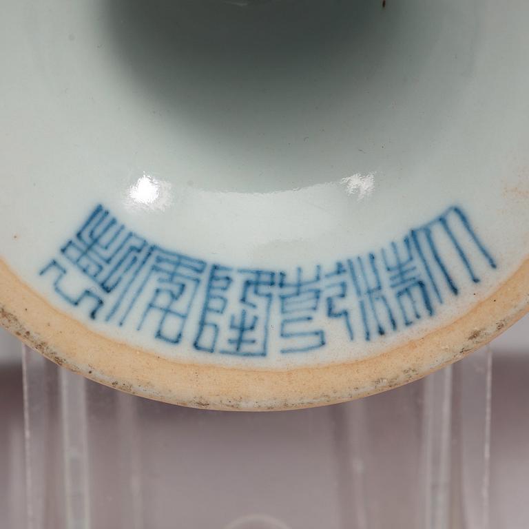 TAZZA, ett par, porslin. Qingdynastin med Qianlongs märke.