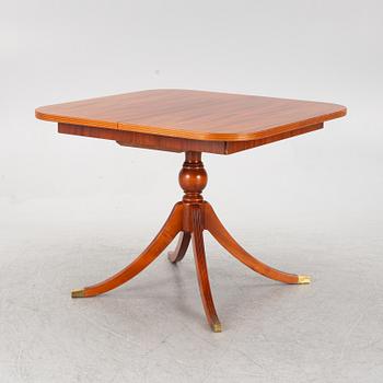 Dining table, England, second half of the 20th century.