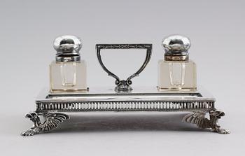 BLÄCKSTÄLL, silver, Stockholm 1905. Ställets vikt ca 609 gram.
