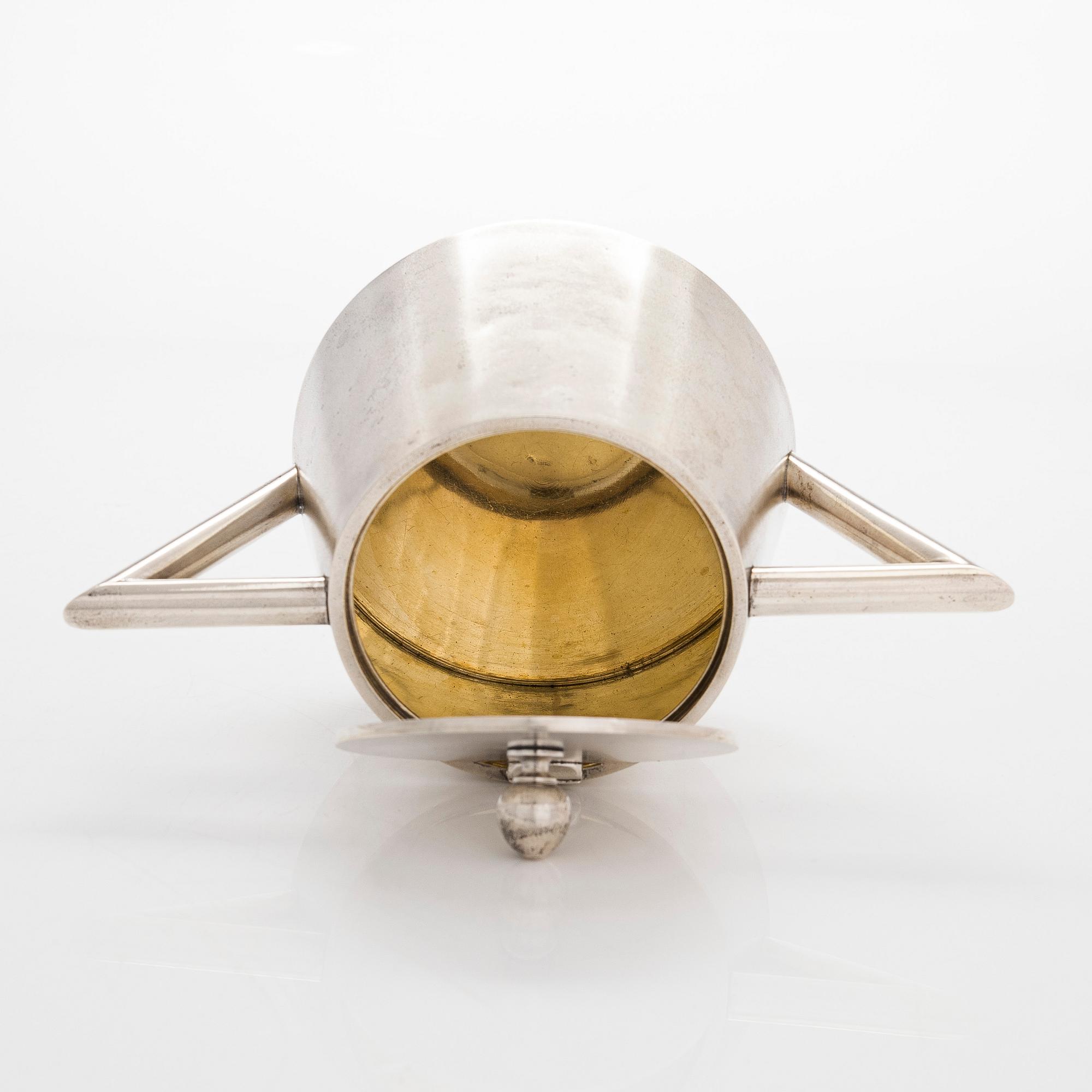 K. Fabergé, a silver sugar bowl and cream jug, Imperial Warrant mark, Moscow ca. 1913.