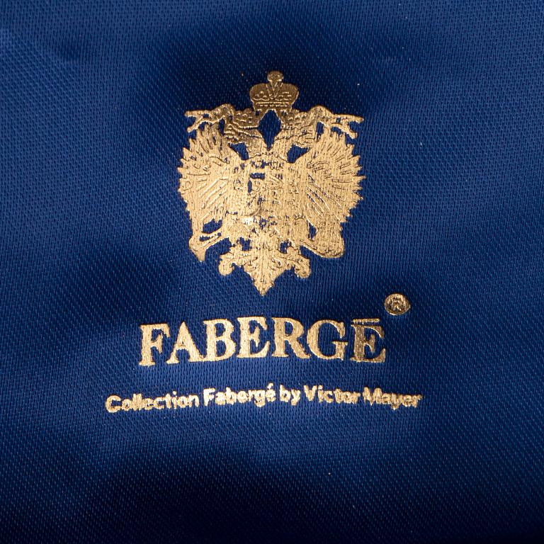 FABERGÉ-ÄGG, 18K guld med blå emalj och runda briljantslipade diamanter, med kedja, med etui.