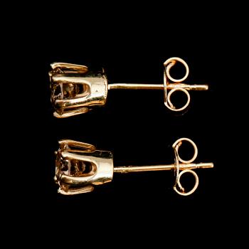 ÖRHÄNGEN, 1 par, 14 k guld, solitära briljantslipade diamanter tot ca 1.00 ct.