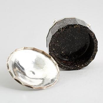 SMÖRASK, silver och Älvdalsporfyr, 1800-/1900-tal.