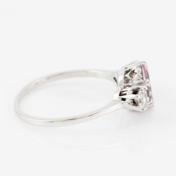 Ring 18K vitguld med morganit och briljantslipade diamanter.