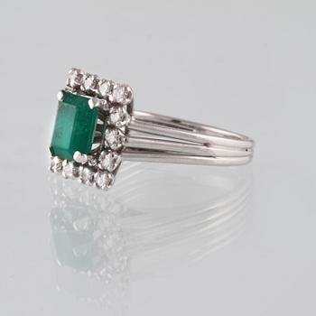 RING, 18K vitguld med smaragdslipad smaragd ca 1.30 ct och briljantslipade diamanter ca 0.50 ct. Vikt 5,5 gram.
