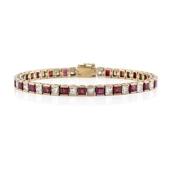 553. A bracelet in 18K white gold with rubies and princess-cut diamonds.