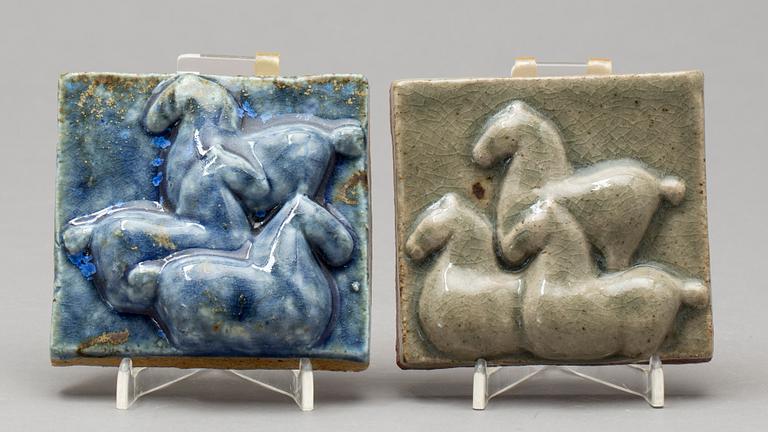 ULLA & GUSTAV KRAITZ, ett par, PLAKETTER, keramik möjligen Fogdarp, Förslövsholm, sign o numr 75 resp  193/325.