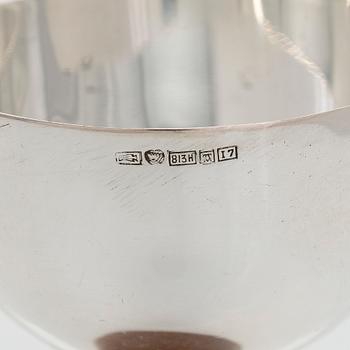 Anna-Greta Eker, a silevr cream jug and sugar bowl on a mahogany base, Auran Kultaseppä, Turku 1962.
