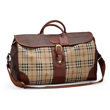 417. BURBERRY, a checkered and leather weekendbag.