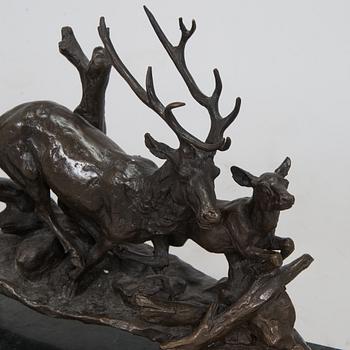 Veistos, pronssi, karhu ja kauriit.