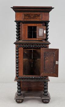 SKÄNKSKÅP, barockstil, sent 1800-tal.