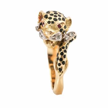 Ring in 18K gold with diamonds and enamel.