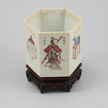 PENSELSTÄLL, porslin. Qingdynastin, 1800-tal.