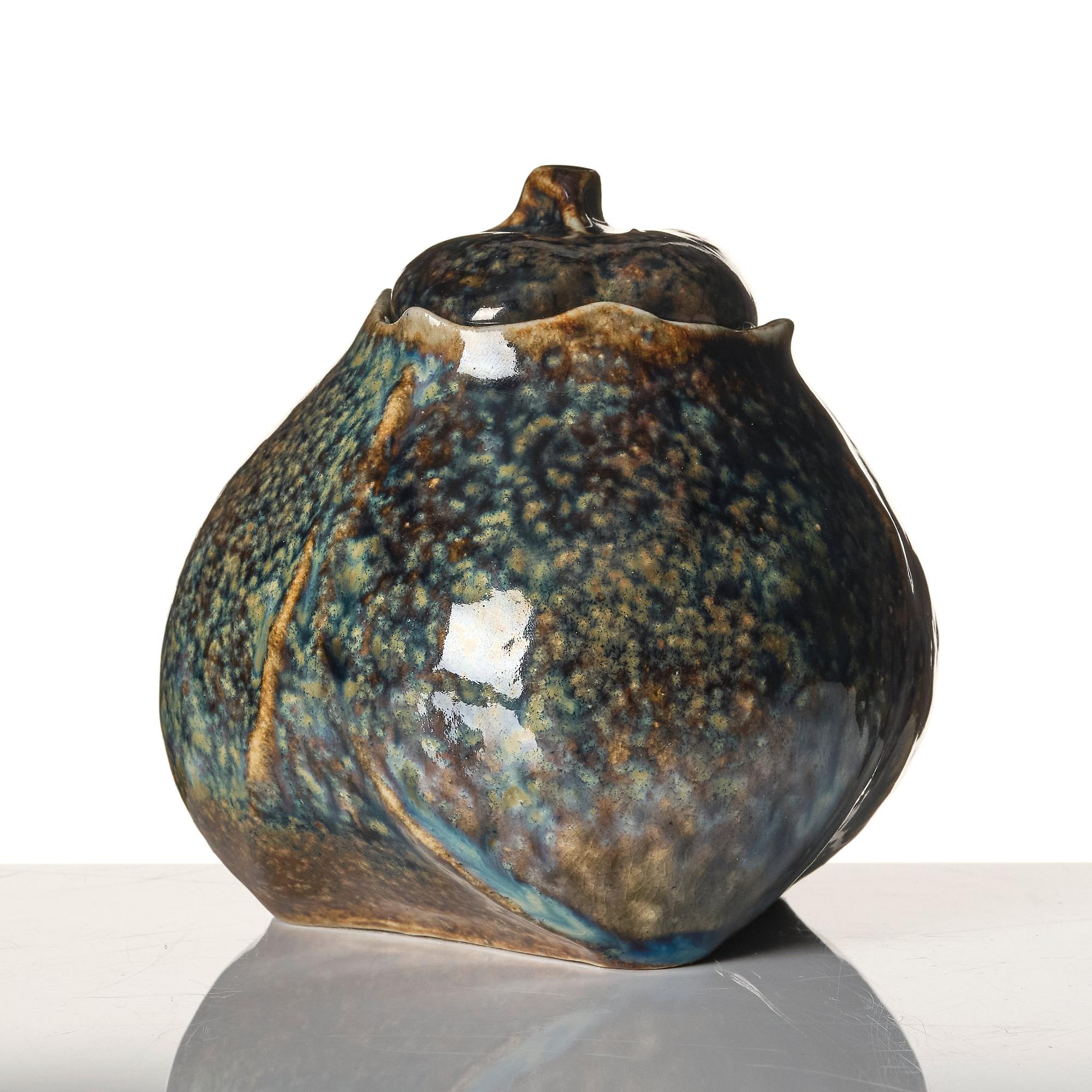 Anders & Bess Wissler, a stoneware pot with cover, Ateljé Solklinten, Mariefred, Sweden 1919.
